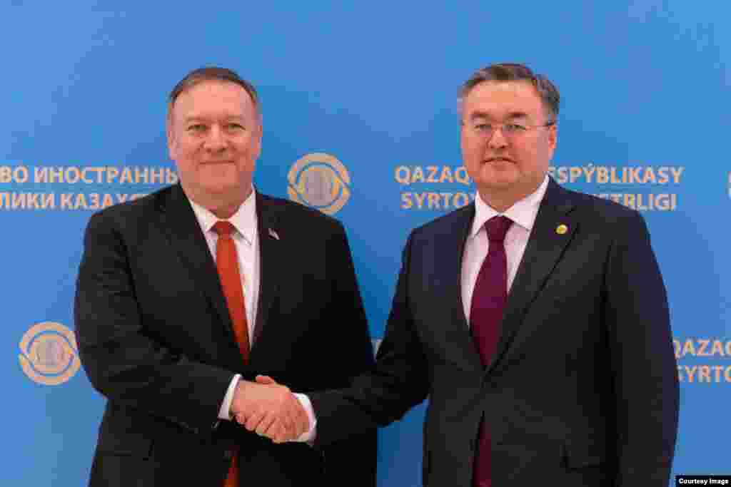 2-fevral kuni AQSh Davlat kotibi Mayk Pompeo Nur-Sultonda Qozog&#39;iston Prezident Qosim-Jo&#39;mart Tokayev, Tashqi ishlar vaziri Muxtor Tleuberdi bilan muloqot qildi. Pompeo Ameriika elchixonasida ham bo&#39;ldi. Uyg&#39;ur oilalar bilan ham uchrashdi. AQSh Qozog&#39;iston va qo&#39;shni davlatlarni Xitoyga biror uyg&#39;urni topshirmaslikka chaqirmoqda.