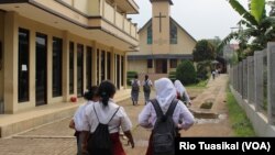 Dua puluhan siswa-siswi dari berbagai agama berkunjung ke GKP Kampung Sawah, Selasa (30/4) siang. Dalam Wisata Toleransi Kampung Sawah, mereka mengunjungi 5 rumah ibadah dan mengenal ajaran agama yang berbeda. (Foto: Rio Tuasikal/VOA)