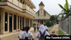 Dua puluhan siswa-siswi dari berbagai agama berkunjung ke GKP Kampung Sawah, Selasa, 30 April 2019. Dalam Wisata Toleransi Kampung Sawah, mereka mengunjungi 5 rumah ibadah dan mengenal ajaran agama yang berbeda. (Foto: Rio Tuasikal/VOA)