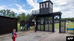 나치 독일이 슈투트호프에서 운영한 수용소 입구. '죽음의 문'이라고 불린다. (자료사진)