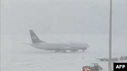 Снегопады сковали авиатранспорт в США и Европе