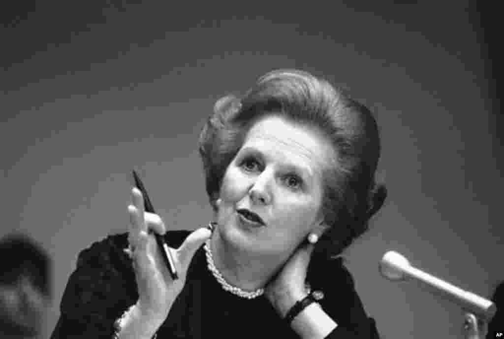 Margaret Thatcher menjawab pertanyaan wartawan di markas Perserikatan Bangsa-Bangsa, 23 Juni 1982.