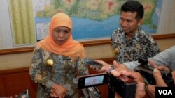 Gubernur Jawa Timur Khofifah Indar Parawansa (kiri) didampingi Wakil Gubernur Emir Elistianto Dardak memberikan keterangan pers terkait sistem konektivitas dan komunikasi dalam penanganan bencana (foto VOA/Petrus Riski).