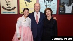 2017, 2018 '북한자유장학금' 수혜자인 그레이스 조 양이 지난해 10월 부시 센터가 뉴욕에서 주최한 자유 포럼에서 연설한 뒤 조지 부시 전 대통령 부부와 기념촬영을 했다. Photo by Grant Miller.