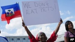 Foto Achiv: Wilda Brooks, ki abite West Palm Beach, Florid kenbe yon pankat ki di "Nou pa Manje Bet Moun" pandan yon manifestasyon nan No Miami, 22 Sept. 2024.