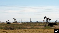 Rig-rig pengeboran minyak tampak di Loco Hills di Eddy County, New Mexico, Amerika Serikat (foto: ilustrasi). 