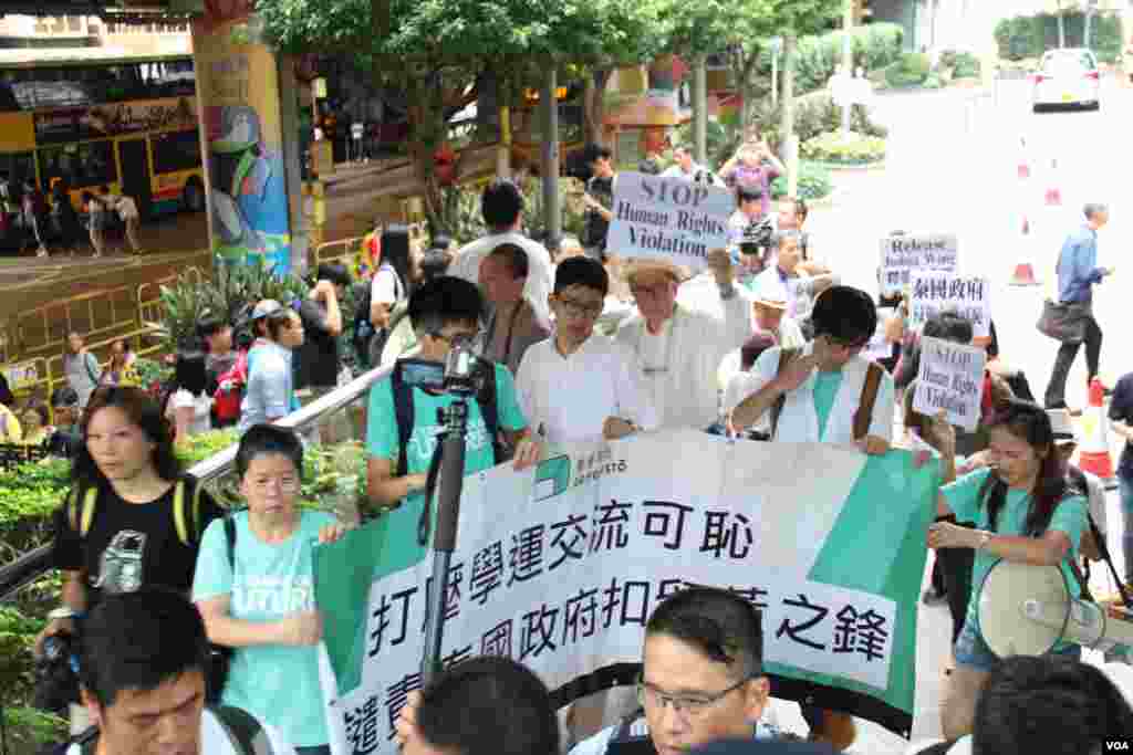 香港团体和政党游行到泰国领事馆抗议（美国之音海彦拍摄）