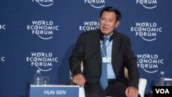 Cambodia’s Prime Minister Hun Sen talks to local and international media in a press conference in World Economic Forum on ASEAN, Phnom Penh, Cambodia, Thursday May 11, 2017. (Khan Sokummono/ VOA Khmer) 