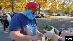 In Alexandria, Virginia, a local church group supplies fresh vegetables to a mostly Hispanic neighborhood where many people have lost their jobs during the pandemic. (Deborah Block/VOA)