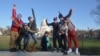 Teens have fun in front of the U.S. Capitol. VOA/KURDISH /Motabar Shirwani