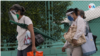 ARCHIVO - Mujeres nicaragüenses caminan con mascarillas en una calle en Managua en junio de 2022, tres meses después que se reportó el primer caso de Covid10 en el país centroamericano. [Foto Houston Castillo, VOA]