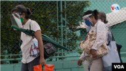 ARCHIVO - Mujeres nicaragüenses caminan con mascarillas en una calle en Managua en junio de 2022, tres meses después que se reportó el primer caso de Covid10 en el país centroamericano. [Foto Houston Castillo, VOA]