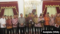 Presiden Joko Widodo bersama Ketua DPR Ade Komarudin beserta pimpinan Fraksi DPR serta para menteri memberikan keterangan pers bersama di Istana Merdeka, Jakarta, 22 Februari 2016 (Foto: VOA/Andylala)