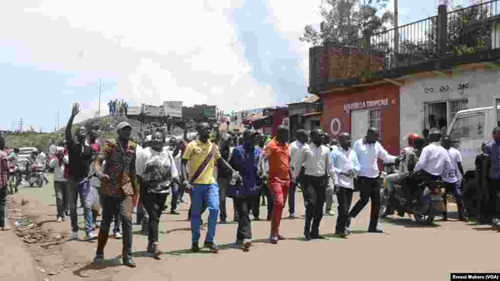 les marcheurs chantent et manifestent à Buvaku, le 25 février 2018. (VOA/Ernest Muhero)