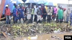 Vendors continue to sell their goods in unhygienic conditions which experts say provide a breeding ground for the salmonella typhi bacteria which cause typhoid, in Harare, Zimbabwe, Jan. 2017. (S. Mhofu/VOA) 