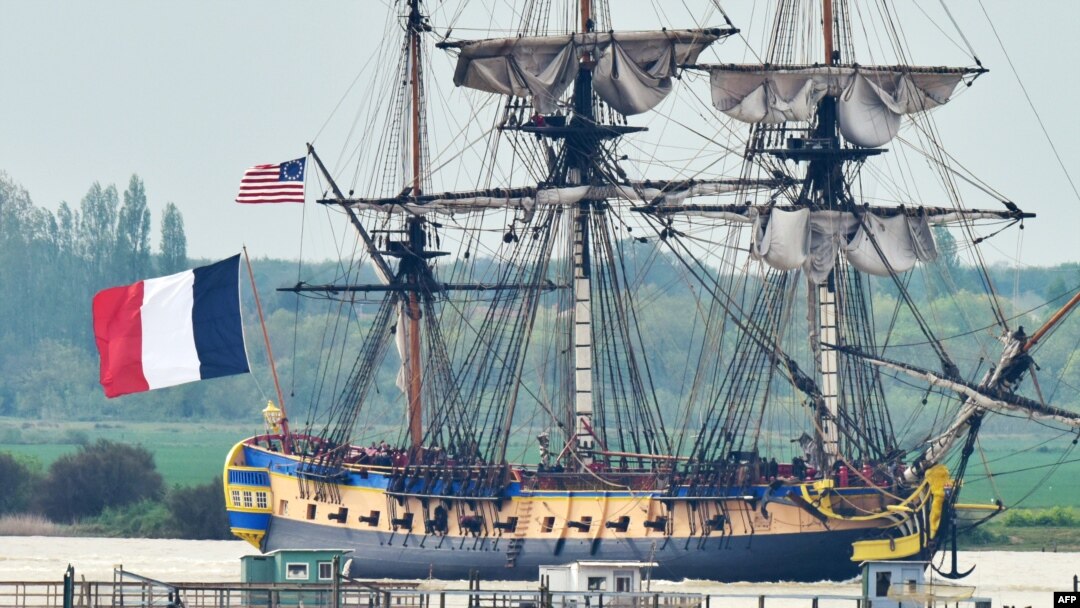 Replika francuske fregate Hermione koja je odigrala ključnu ulogu u Američkoj revoluciji. 