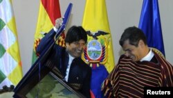 Morales, que lucha por la legalización de la hoja de Coca, le regala un recuerdo hecho de ella a Correa.