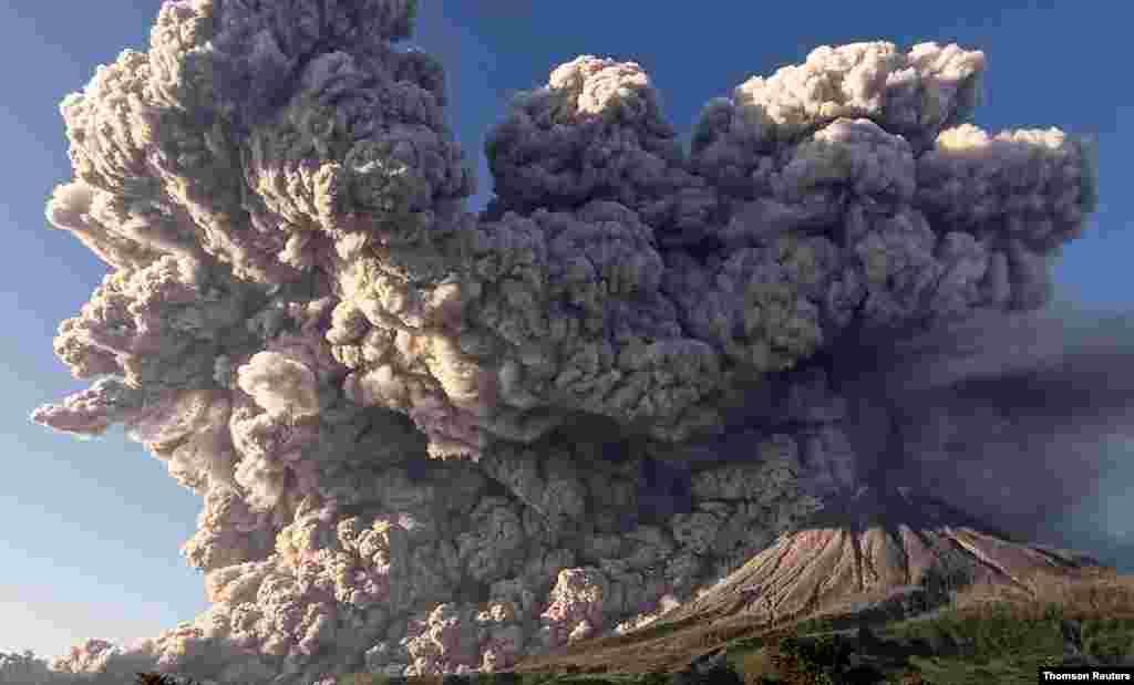 인도네시아 노스수마트라의 시나붕 화산에서 화산재가 피어오르고 있다.