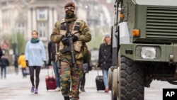 Un soldado belga patrulla una calle principal en la ciudad de Bruselas, bajo el máximo estado de alerta terrorista.