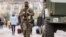 Un soldado belga patrulla una calle principal en la ciudad de Bruselas, bajo el máximo estado de alerta terrorista.