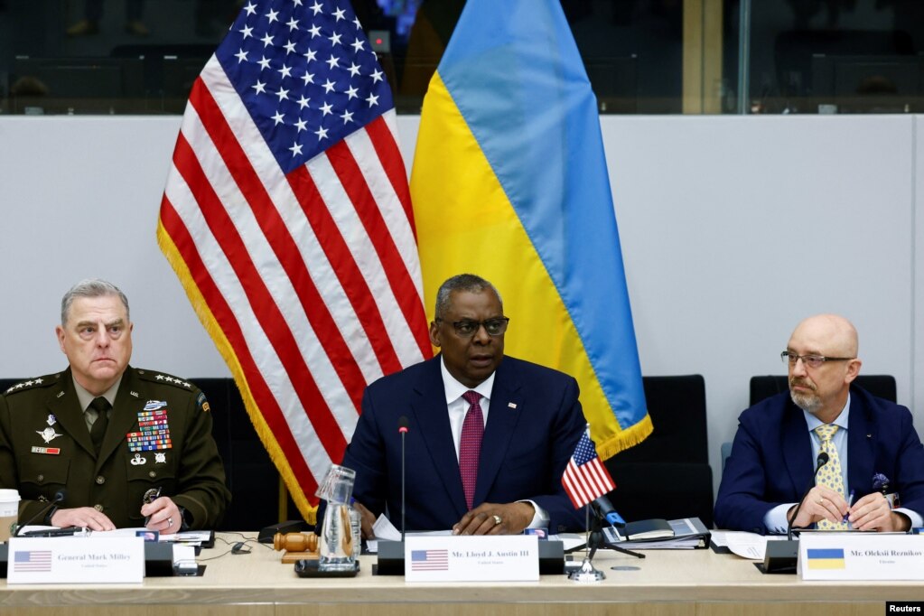 资料照片：美国国防部长奥斯汀与美国参联会主席米利将军及乌克兰国防部长列兹尼科夫在北约布鲁塞尔参加北约防长会议前举行的乌克兰防务联络组会议。(2022年6月15日)(photo:VOA)