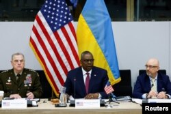 美國國防部長奧斯汀與美國參聯會主席米利將軍及烏克蘭國防部長列茲尼科夫在北約布魯塞爾參加北約防長會議前舉行的烏克蘭防務聯絡組會議。(2022年6月15日)