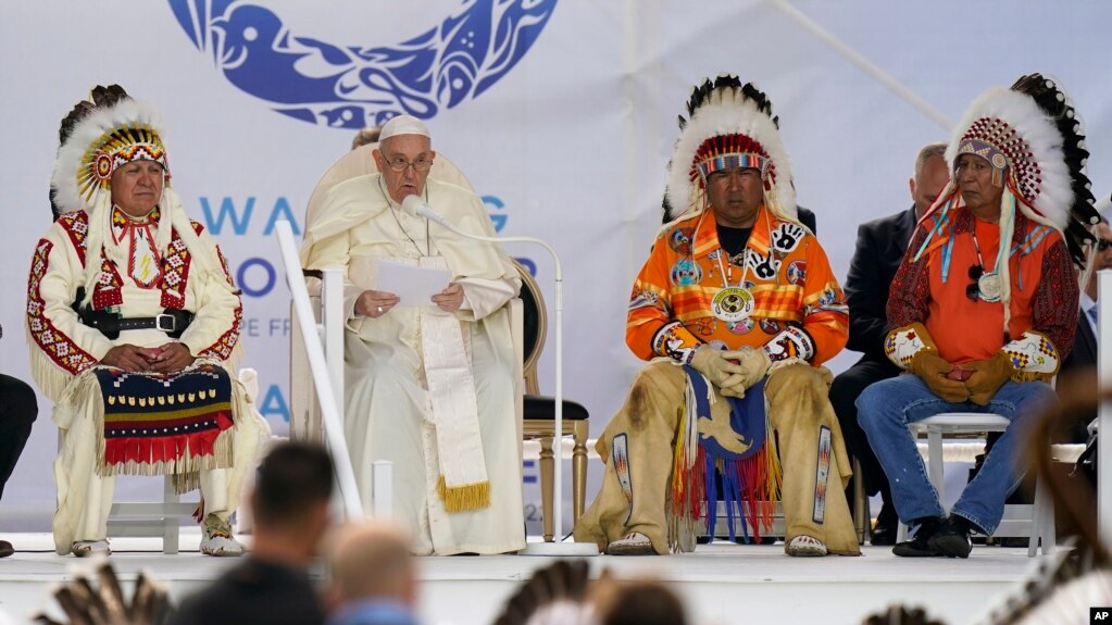 教宗方济各在加拿大原住民大酋长的陪同下在马斯克瓦西斯一处原住民寄宿学校旧址宣读为当年虐待原住民儿童而道歉的声明。(2022年7月25日)(photo:VOA)