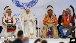 I qarkuar nga indigjenët, Papa Françesku lexon deklaratën e ndjesës në Maskwaci, Kanada (25 qershor 2022)