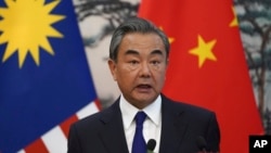 왕이 중국 외교담당 국무위원 겸 외교부장이 12일 베이징에서 사이푸딘 압둘라 말레이시아 외무장관과 회담 후 공동 기자회견을 열었다. 