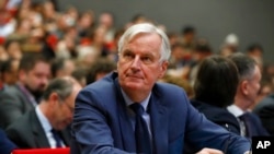 El jefe de la Fuerza de Tarea de la Comisión Europea para las Relaciones con el Reino Unido, Michel Barnier, escucha mientras la Presidenta de la Comisión Europea, Ursula Von der Leyen, pronuncia un discurso en la London School of Economics en Londres, el 8 de enero de 2020. AP. 