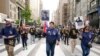 Partisipan Parade Hari Veteran berjalan di Fifth Avenue di New York dalama peringatan Hari Veteran pada 11 November 2021. (Foto: AP/Mary Altaffer)