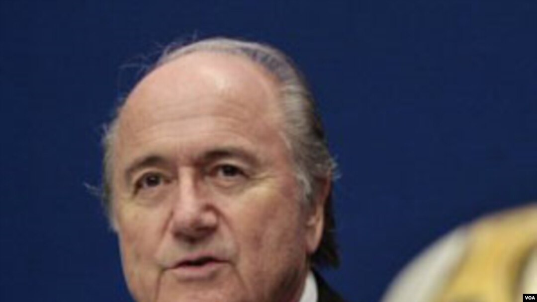 Presiden FIFA Sepp Blatter bulan lalu mengatakan pemilihan tuan rumah Piala Dunia 2018 dan 2022 akan terus berjalan sesuai jadwal jika Amos Adamu dan Reynald Temarii dihukum.