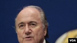 Presiden FIFA Sepp Blatter bulan lalu mengatakan pemilihan tuan rumah Piala Dunia 2018 dan 2022 akan terus berjalan sesuai jadwal jika Amos Adamu dan Reynald Temarii dihukum.