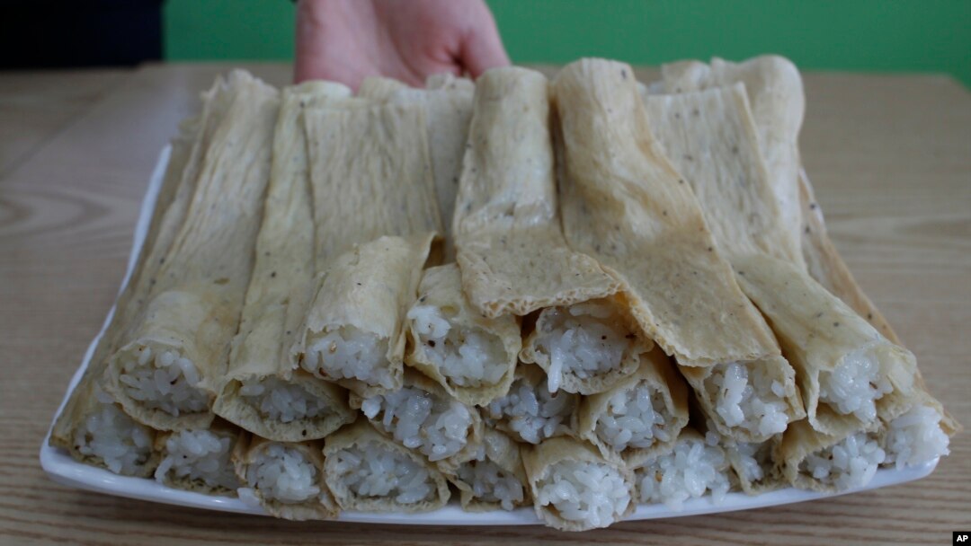 An employee displays a popular North Korean street food snack called Injogogibap in Korean at a restaurant in Incheon, South Korea, April 15, 2016. 