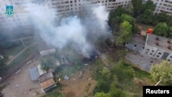 El humo se eleva después de un ataque ruso, en medio del ataque de Rusia a Ucrania, en Járkov, Ucrania, el 14 de mayo de 2024 en esta imagen fija tomada de un video. Fiscalía Regional de Kharkiv/Folleto vía REUTERS
