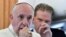 El papa Francisco hablando con periodistas en su vuelo de regreso a Roma desde Suecia, tras asistir a las celebraciones por los 500 años de la creación de la Iglesia Luterana. Noviembre 1, 2016.