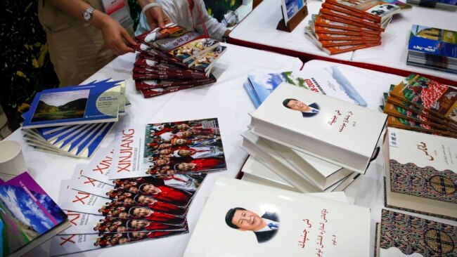在中国国务院新闻办举行的一个有关新疆维吾尔自治区的新闻发布会上，中国国家主席习近平的著作与宣传新疆的小册子摆放在一起。（2019年7月30日）