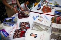 在中国国务院新闻办举行的一个有关新疆维吾尔自治区的新闻发布会上，中国国家主席习近平的著作与宣传新疆的小册子摆放在一起。（2019年7月30日）