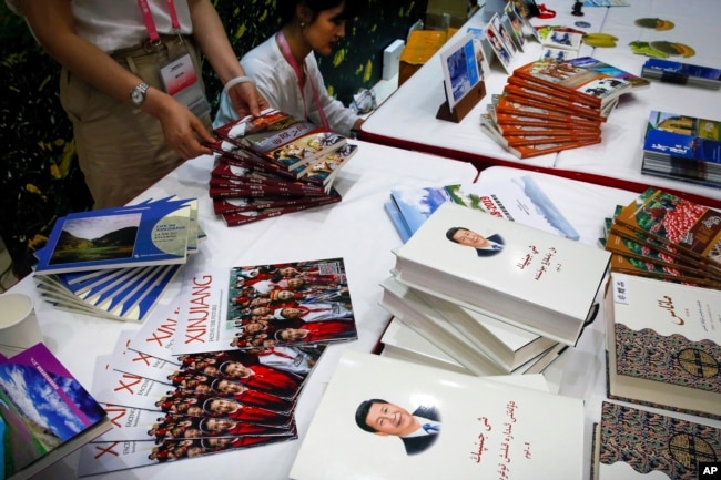 资料照：在中国国务院新闻办举行的一个有关新疆维吾尔自治区的新闻发布会上，中国国家主席习近平的著作与宣传新疆的小册子摆放在一起。（2019年7月30日）