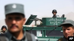 Pasukan keamanan Afghanistan menginspeksi lokasi serangan bunuh diri setelah bentrokan dengan tentara Taliban di sebuah fasilitas intelijen di Kabul (7/7).