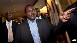 Menurut Kalonzo Musyoka, tengah, Wakil Presiden Kenya saat ini dan sekaligus pasangan calon presiden Raila Odinga, proses pelaksanaan pemilu Kenya penuh dengan kecurangan (foto: 7/3).