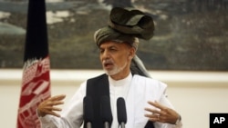 در این سفر رئیس جمهور افغانستان را محمد حنیف اتمر مشاور شورای امنیت ملی نیز همرایی میکند. 