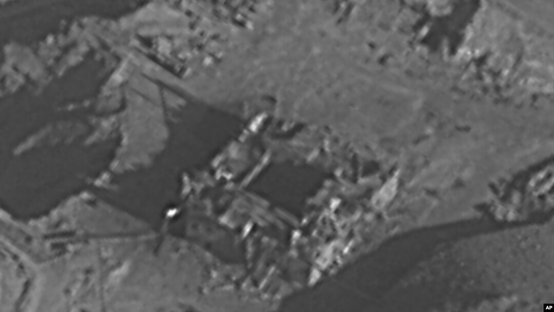 Foto yang dirilis oleh militer Israel menunjukkan fasilitas yang diyakini lokasi reaktor nuklir yang dihancurkan Israel, di wilayah Deir el-Zour, 450 kilometer (sekitar 300 mil), di barat laut Damaskus, Suriah. Militer Israel, Rabu (21/3), membenarkan pihaknya melakukan serangan udara pada 2007 di Suriah untuk menghancurkan fasilitas yang diyakini sebagai reaktor nuklir. (IDF via AP)