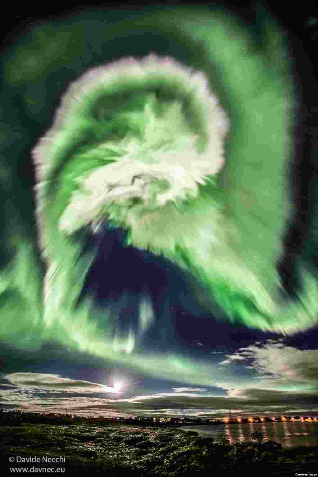 Magična polarna svetlost: Snimak aurore borealis u realnom vremenu na nebu iznad Islanda. Snimak fotografa-amatera, Dejvida Nekia