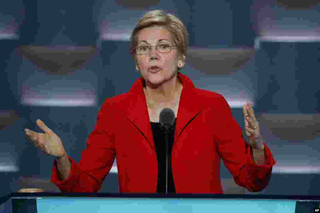 Senator Elizabeth Warren berbicara pada hari pertama Konvensi Nasional Partai Demokrat di Philadelphia (25/7). (AP/J. Scott Applewhite)