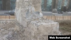 Mikayıl Müşfiqin büstünün dağıdılmış postamenti