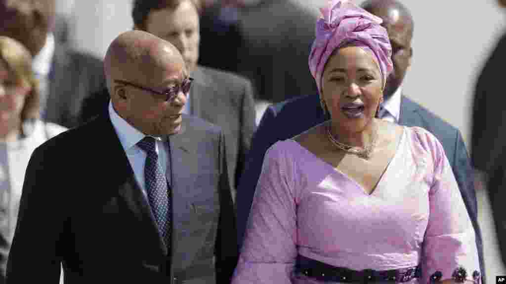 Le président sud-africain Jacob Zuma, et sa femme Thobeka Madiba Zuma arrivent à Hambourg, le 6 juillet 2017.