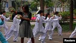 Michelle Obama practica un baile tradicional durante su visita a China.