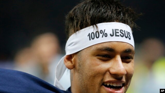 El brasileño Neymar gana cerca de $61 millones de dólares jugando para el Barcelona, pero la mayoría de sus bienes están en Brasil.