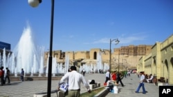 کامه‌ران کوردی: له‌ بۆنه‌و روداوه‌کاندا ئه‌وه‌نده‌ دروشم و ئاڵای پارته‌کان ده‌بینین ئاڵای کوردستان نابینین.